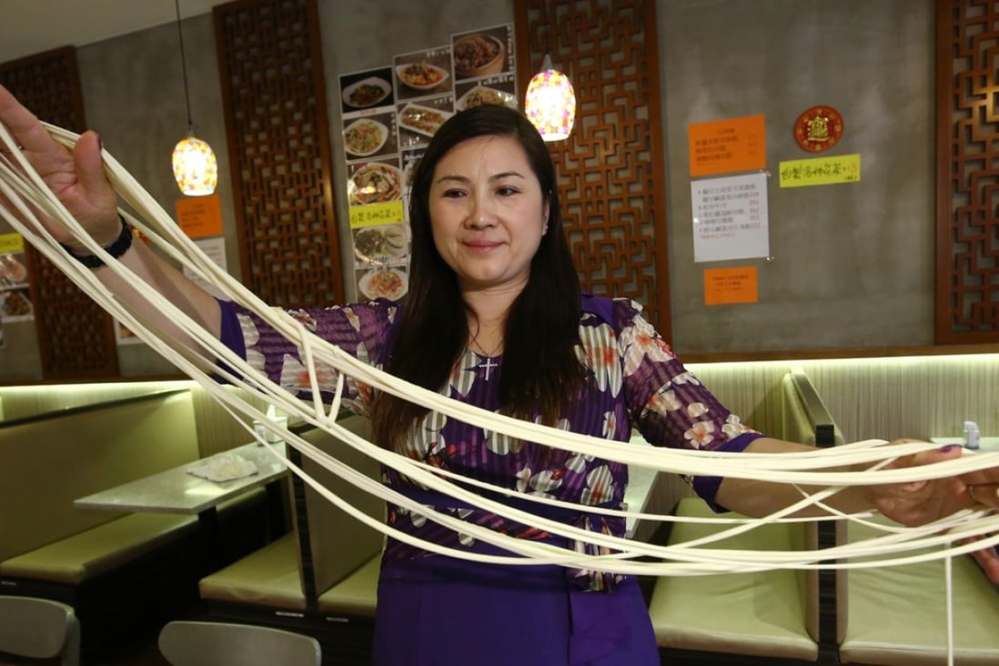 Ng Mong-ying, owner of Tin Saan Restaurant in Hong Kong, demonstrates how to make hand-pulled Xinjiang noodles. Photo: Edmond So