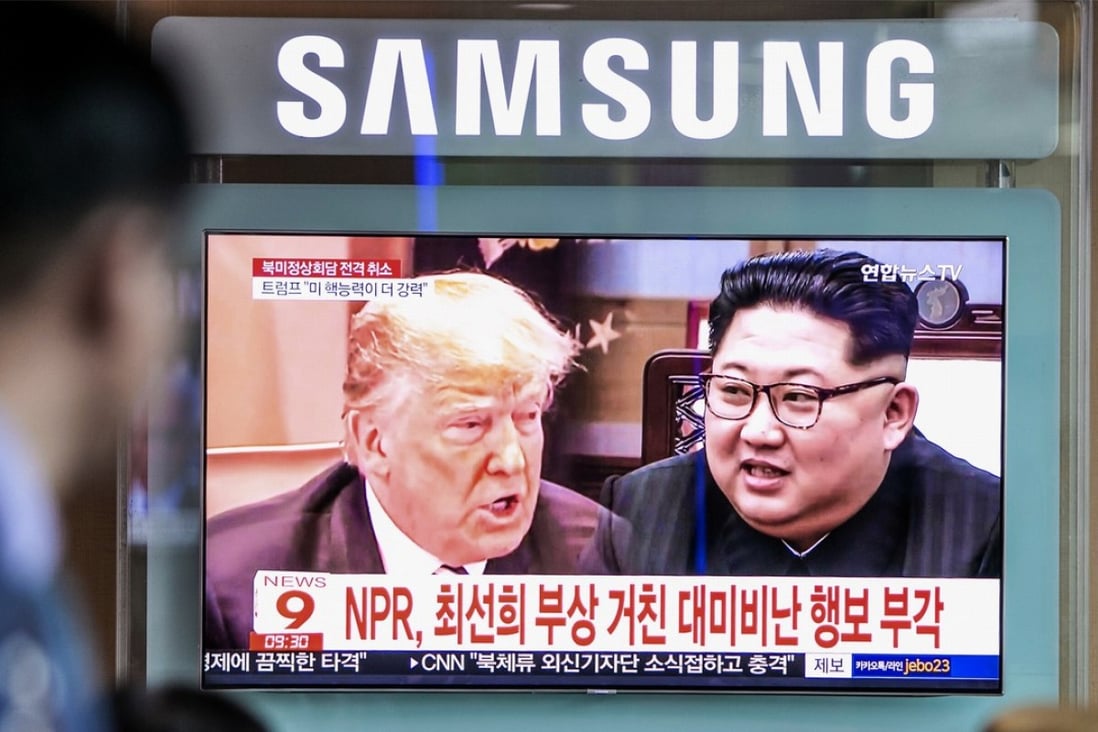 South Koreans watch a television screen broadcasting a news report featuring images of Donald Trump and Kim Jong-un at a subway station in Seoul on May 25 after Trump announced the cancellation of the summit between the two leaders. Photo: Bloomberg