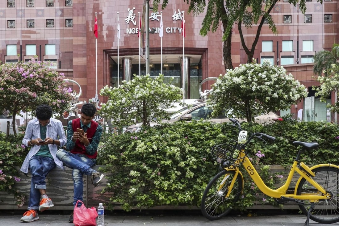 A bicycle from Chinese bike-sharing service provider Ofo is parked along Orchard Road in Singapore. The city state’s Land Transport Authority has required all bike-sharing operators to adopt geofencing in a move to address the problem of illegally parked and misplaced bikes. Photo: Roy Issa