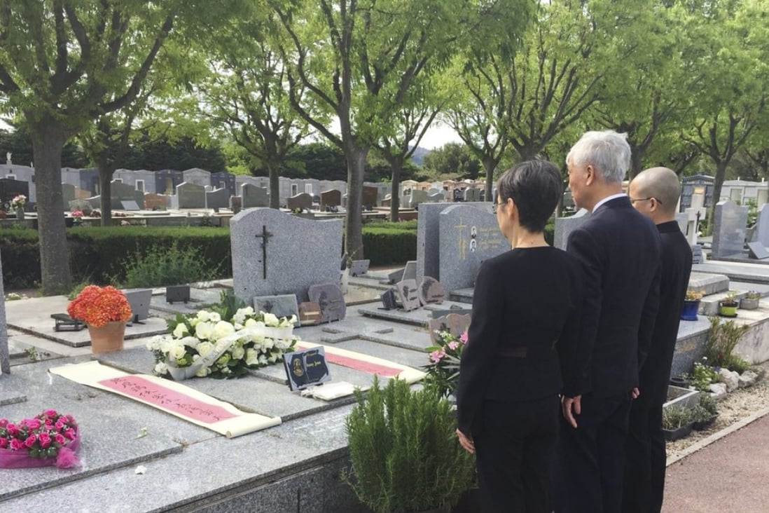 Chu Yiu-ming (middle) and Ah Hung (right) pay their respects at the grave of Jean-Ortiz. Photo: Reverend Chu Yiu-ming