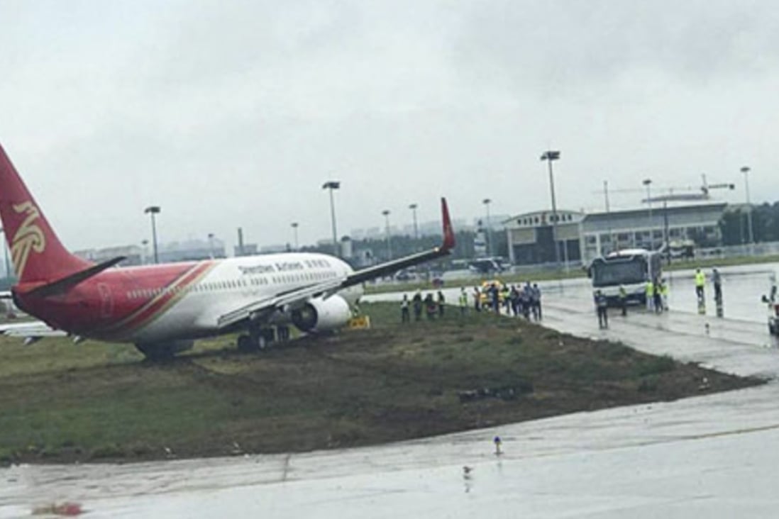 The plane skidded off the runway while taxiing towards the terminal. Photo: news.163.com