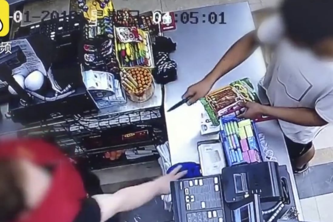 A knife-wielding robber in east China is behind bars after a cashier at a convenience store refused to be intimidated by him. Photo: Pearvideo.com
