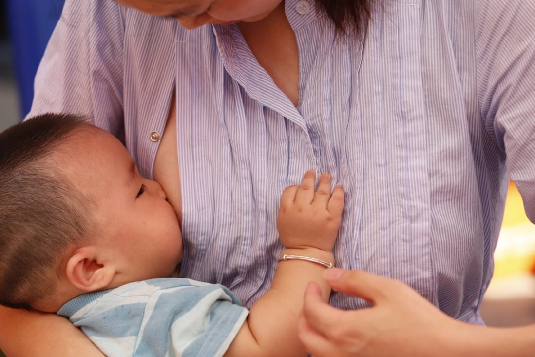 A mother breastfeeds her baby in an event promoting breastfeeding in Wuhan, China, in 2013. Photo: ChinaFotoPress
