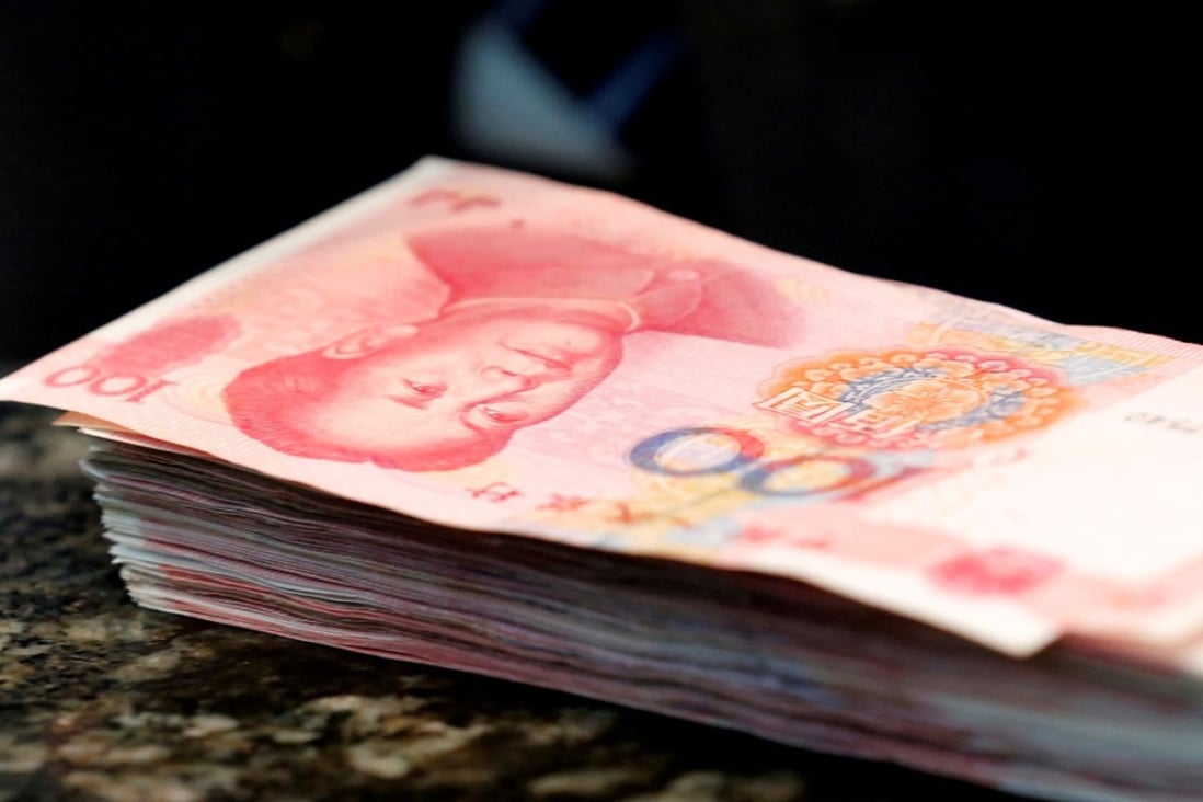 Chinese 100 yuan banknotes are seen on a counter of a branch of a commercial bank in Beijing, China, March 30, 2016. Photo: REUTERS