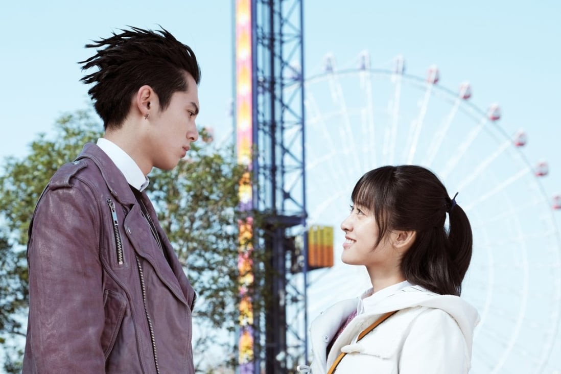 Meteor Garden 2018 tells the story of a girl (Shancai, played by Shen Yue) from a poor family who upsets the richest and most arrogant boy (Daoming Si, played by Dylan Wang) at university.