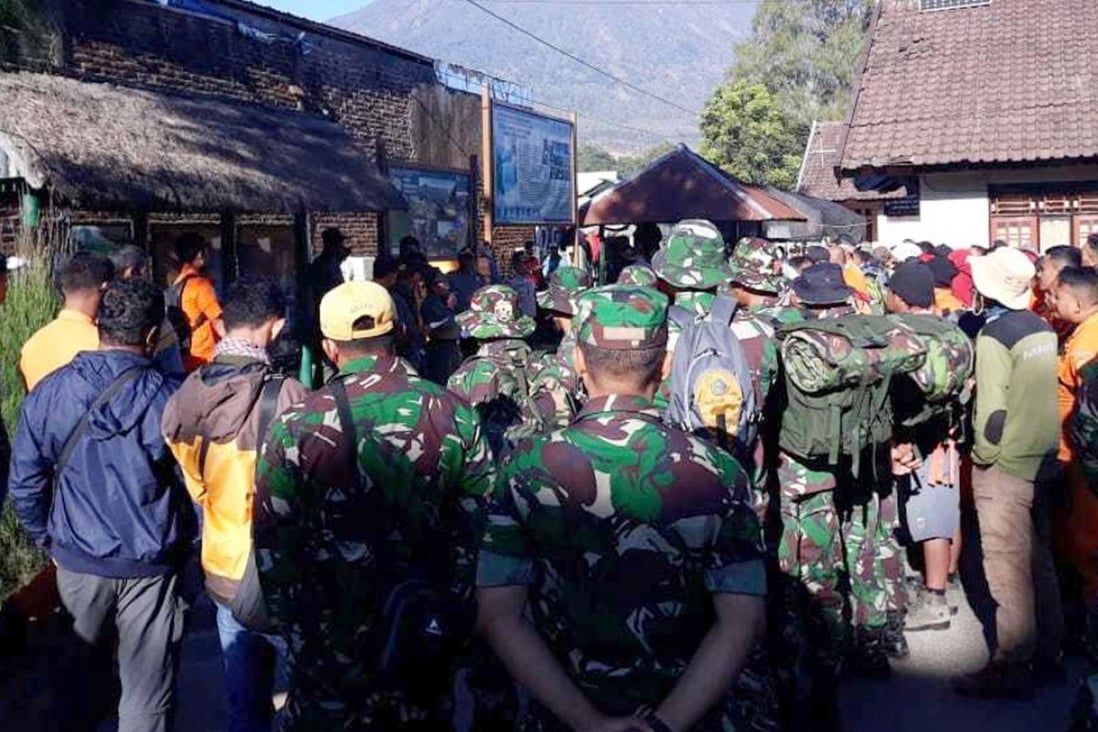 Soldiers prepare to evacuate Mount Rinjani. Photo: AP