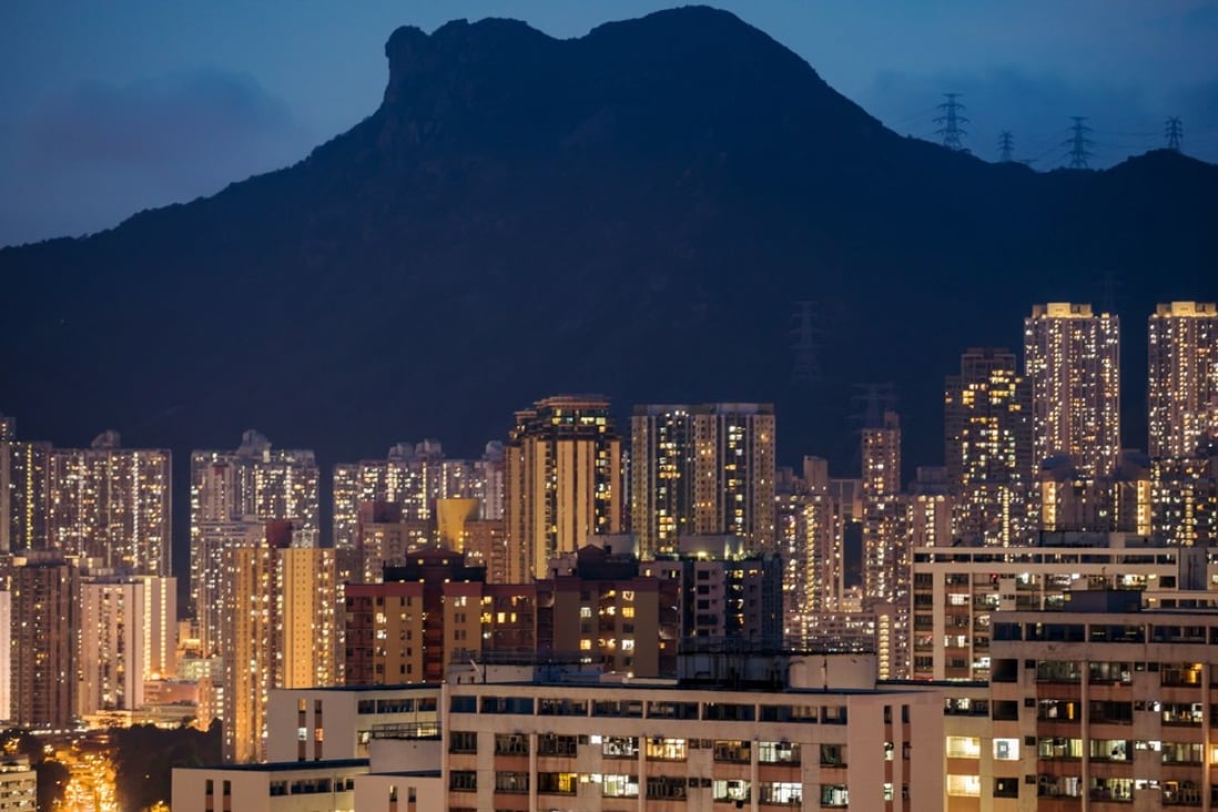 Analysts warn that a cocktail of global headwinds could be about to usher in a period of deflation for Hong Kong house prices. Photo: Bloomberg