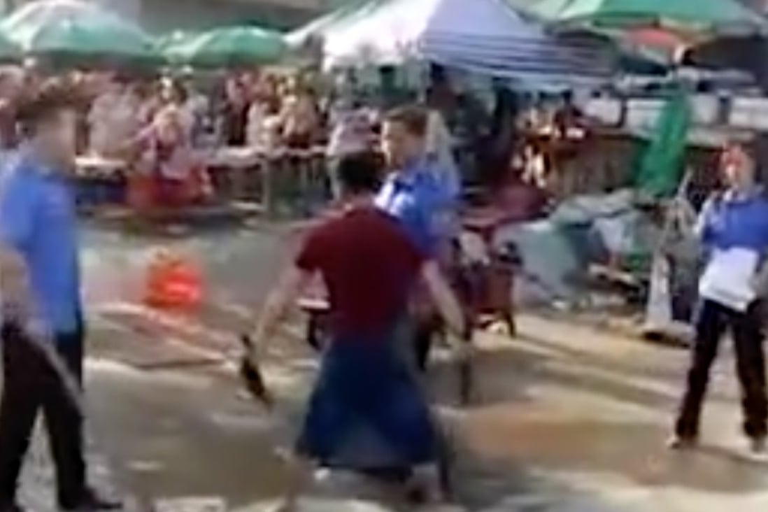 Angry butcher threatens officials with meat cleavers in Chinese city