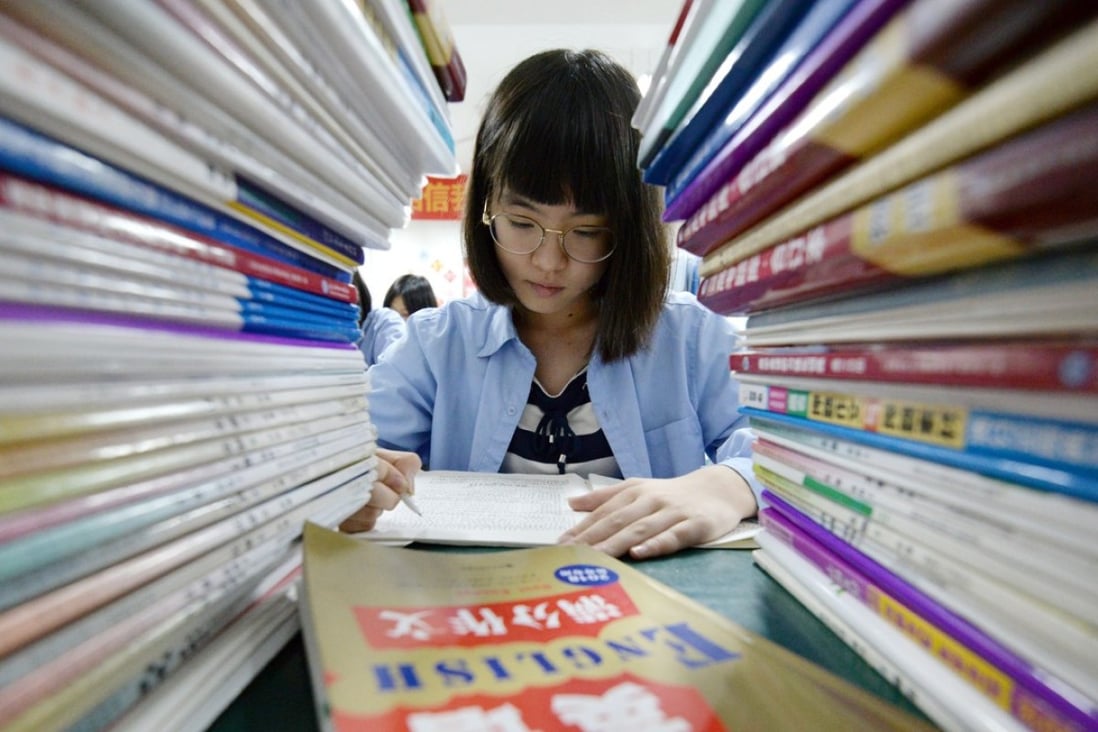 A Chinese high school student studies late at night for the annual 'Gaokao' college entrance examinations in Handan, Hebei Province, in China, on May 23, 2018. Photo: EPA-EFE