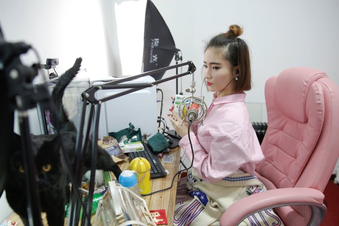 A girl broadcasts at a live streaming talent agency in Beijing, China, 2017. Photo: Reuters