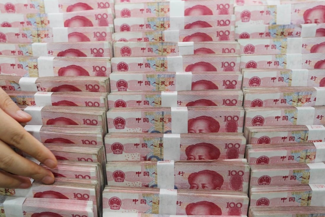 A teller counts yuan banknotes in a bank in Lianyungang, east China's Jiangsu province. Photo: AFP