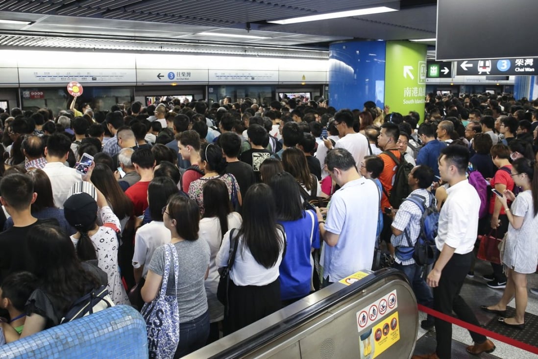 A service delay on the Tsuen Wan line causes long queues at Admiralty Station on July 27, 2017. The platform at the interchange station remains crowded during the evening rush hour, with a knock-on effect on other MTR lines. Photo: K.Y. Cheng