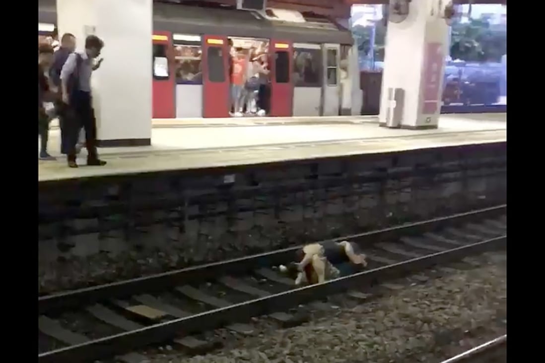 (screen grab) Two men are seen fighting on the tracks in Sha Tin MTR station. Photo: Facebook
