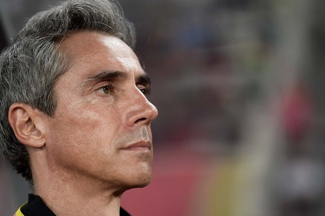 Paulo Sousa looks to the pitch. Photo: Twitter/Paulo Sousa