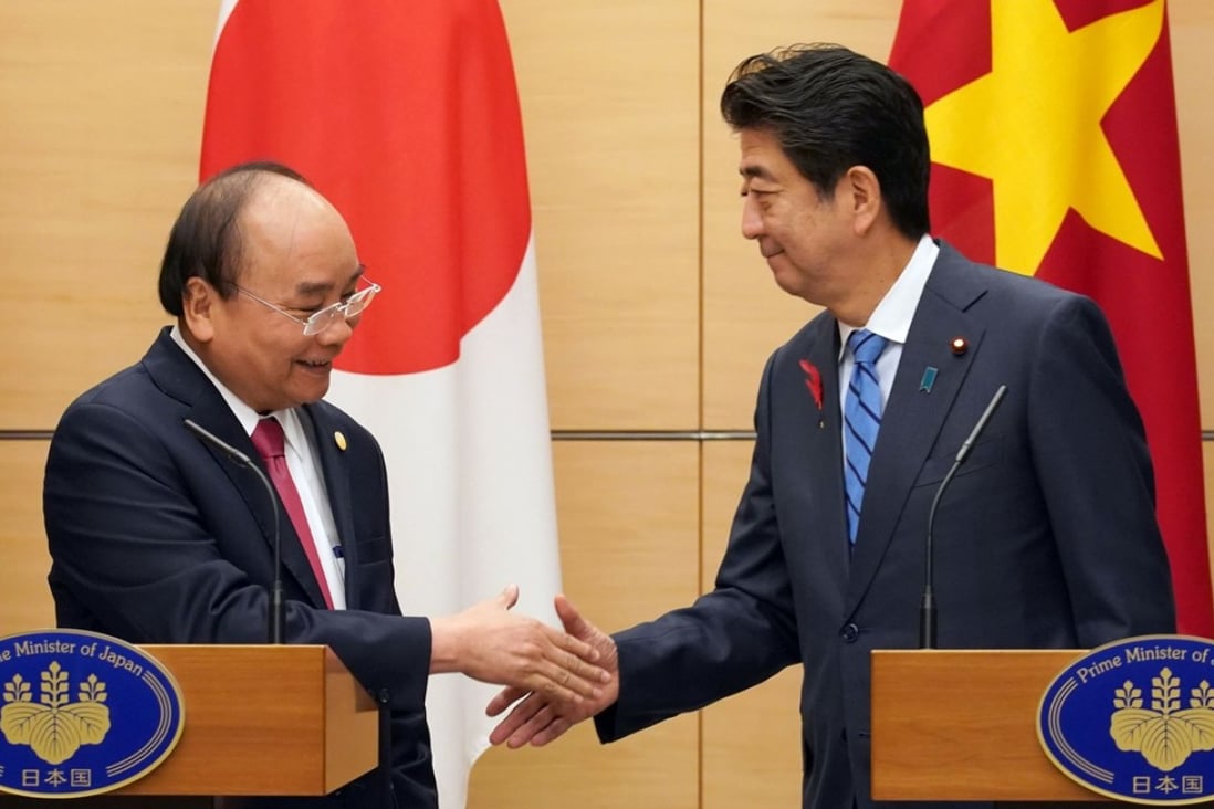 Vietnam Prime Minister Nguyen Xuan Phuc (left) and Japan Prime Minister Shinzo Abe shake hands after their joint press conference in Tokyo on Monday. Photo: AFP