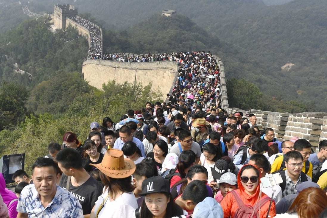 Tourists on the Great Wall of China during Chinese holidays. Photo: Kyodo