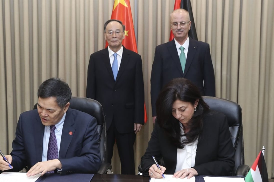 Chinese Vice-President Wang Qishan (second left) and Palestinian Authority Prime Minister Rami Hamdallah witness the signing of a memorandum of understanding on free trade. Photo: Xinhua
