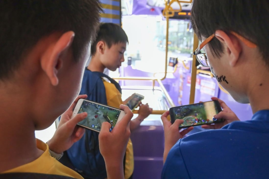 General image showing young people using their smartphones on the bus. 18MAY18 SCMP / Jonathan Wong