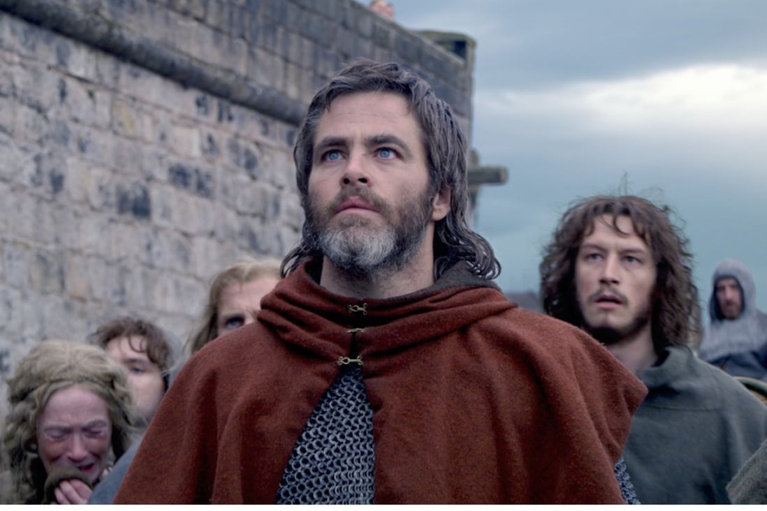Chris Pine plays Robert the Bruce in Netflix's Outlaw King (2018).