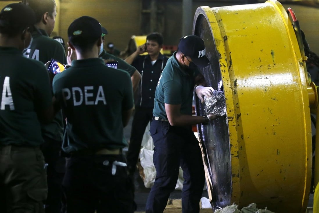 A member of the Philippine Drug Enforcement Agency opens a magnetic lifter containing packs of the drug shabu. Photo: AP