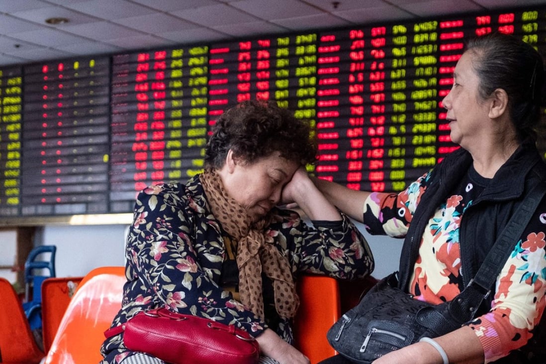 Day traders taking a break at a stockbrokerage in Shanghai on October 15, 2018. Contrary to global conventions, China’s stock exchanges denote declines in green, using the red colour to represent gains and advances.Photo: AFP