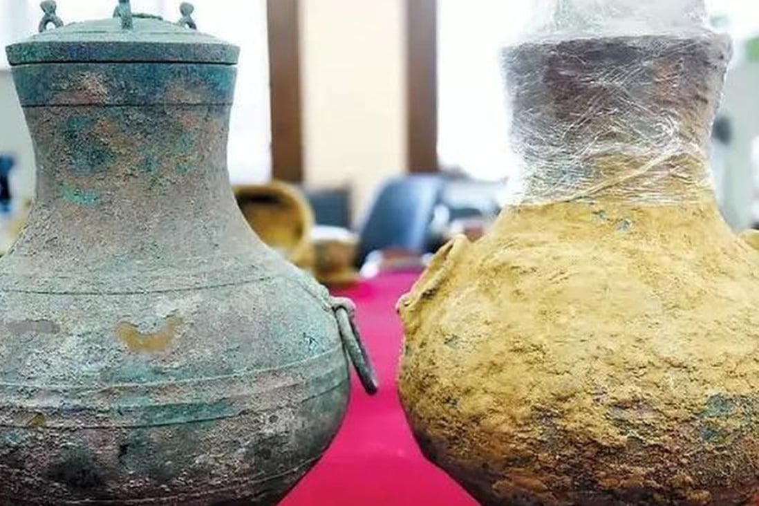 The two bronze wine vessels were found in a tomb believed to date back to the late Western Han dynasty. Photo: Baidu