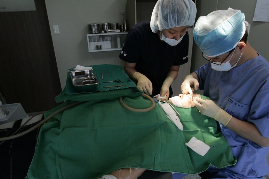 A South Korean plastic surgeon operates on a Chinese woman. Photo: Reuters