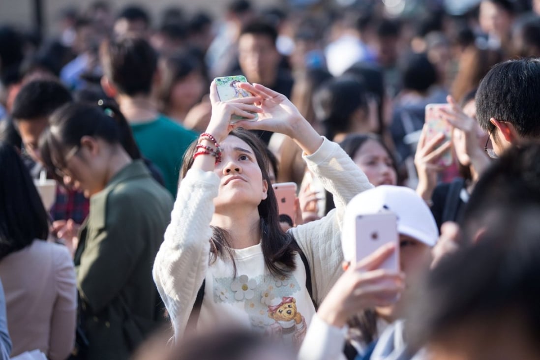 People grab virtual red envelopes with their mobile phones during an augmented reality event held by Alibaba ahead of the 11.11 global shopping festival, at a shopping centre in Hangzhou, Photo: Reuters