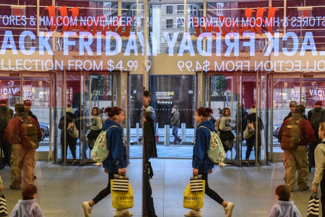 People shop at a H&M store in New York City on Black Friday in 2017. The retail ecosystem in the US is still largely led by offline players. Photo: AFP