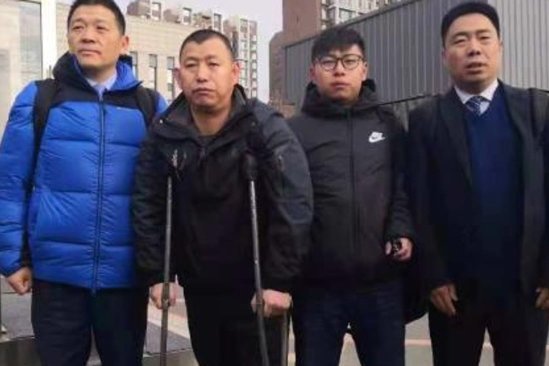 Jin Zhehong (on crutches) leaves court on Friday, accompanied by his son, Jin Yongxin, and lawyers. Photo: 163.com