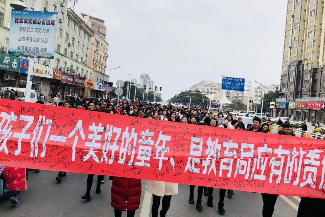 Hundreds of parents protested outside the government office in Jinhu county, east China. Photo: Weibo