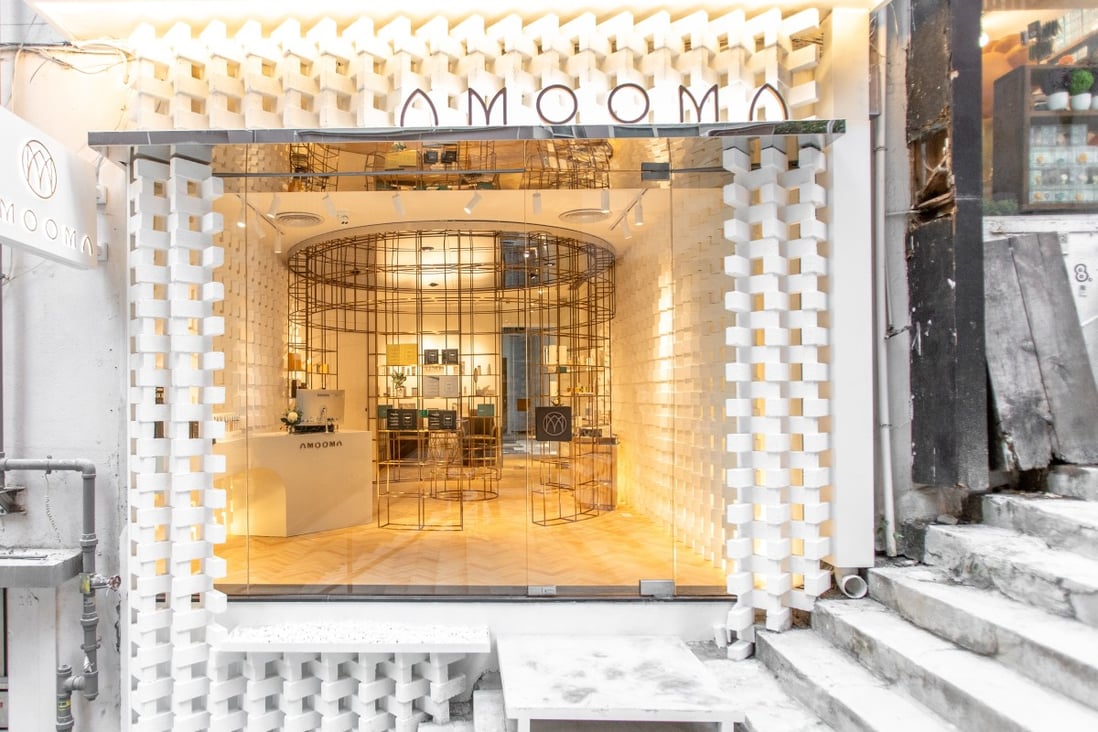 Amooma Spa & Sanctuary offers relaxing and rejuvenating spa treatments in Sik On Street, Wan Chai, right in the heart of Hong Kong’s city centre.