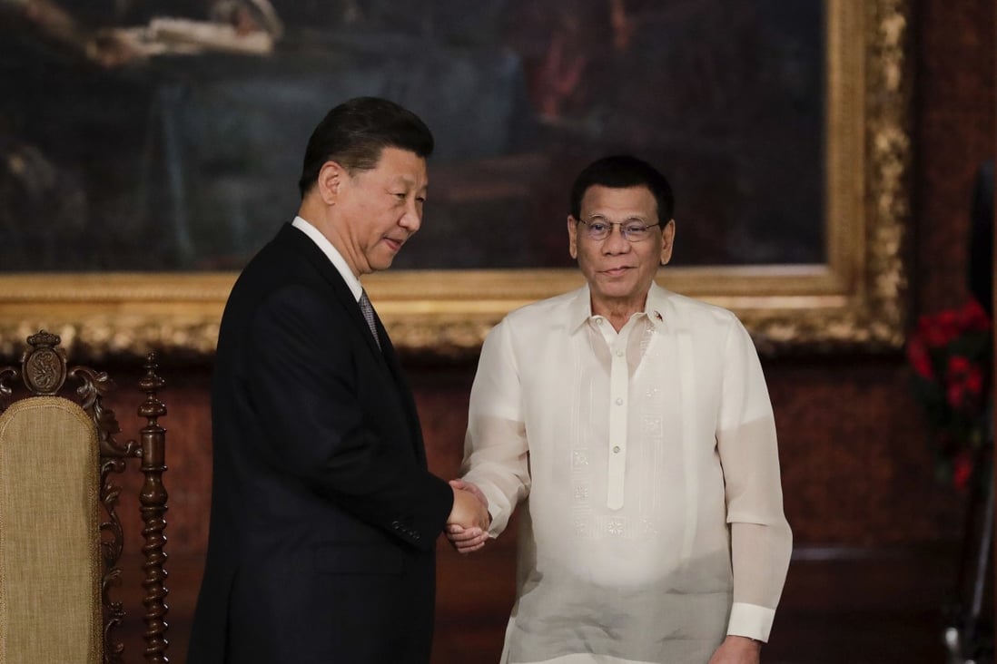 Philippine President Rodrigo Duterte (right) shakes hands with his Chinese counterpart Xi Jinping in Manila on November 20, 2018, during Xi’s state visit. Photo: AP