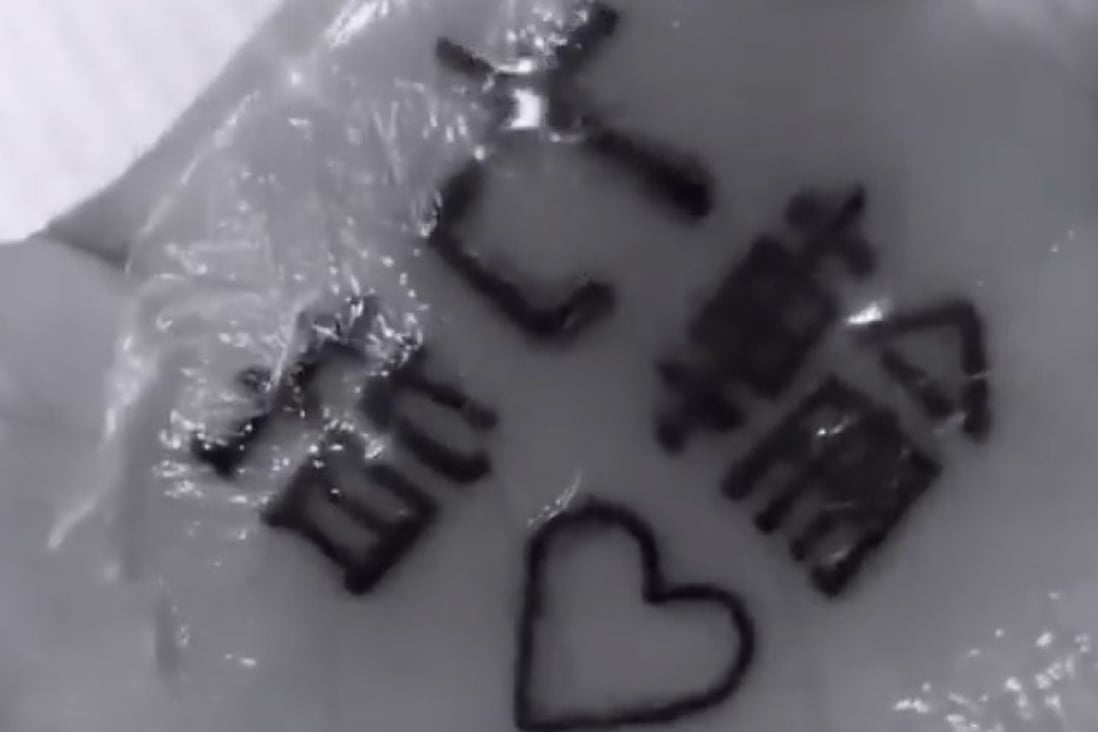 Ariana Grande’s updated tattoo: Japanese barbecue finger.