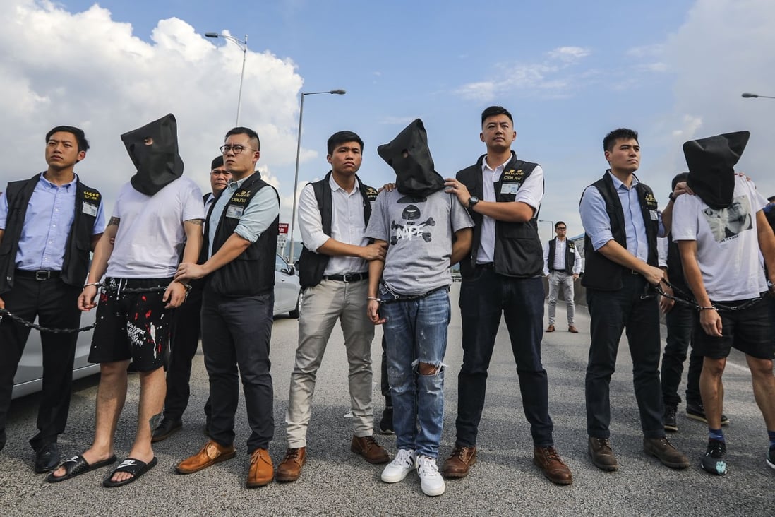 Guangdong provincial police hand over three robbery suspects to Hong Kong police officers in August 2018 through an informal arrangement. Photo: Edward Wong