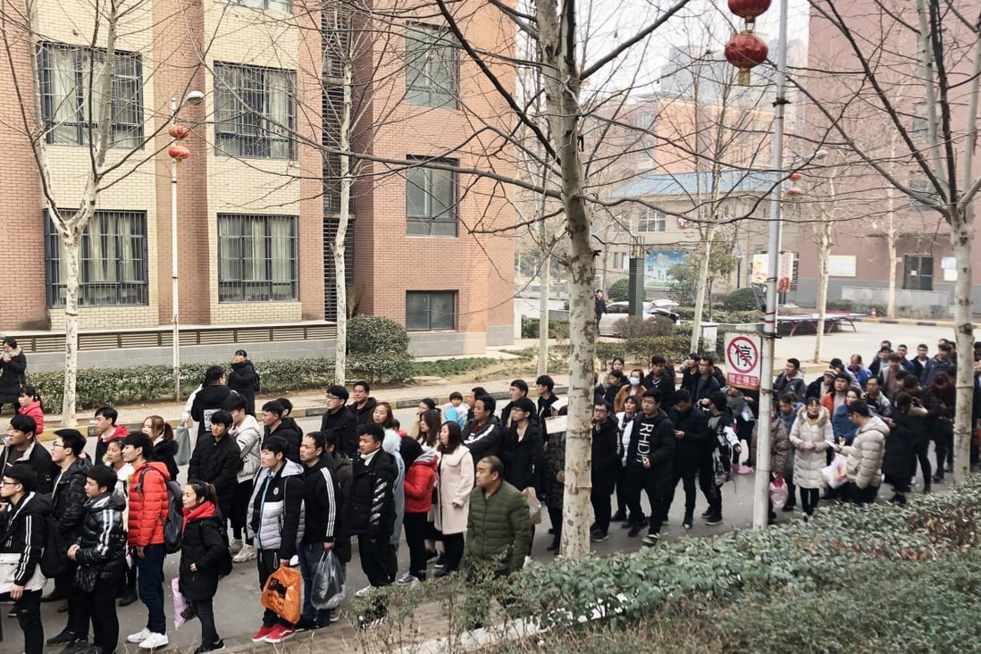 Workers at Foxconn’s Yukang dormitory compound in Zhengzhou queue up to resign from their jobs which attract a basic salary of 2,100 yuan (US$314) per month. Photo: Cissy Zhou/SCMP