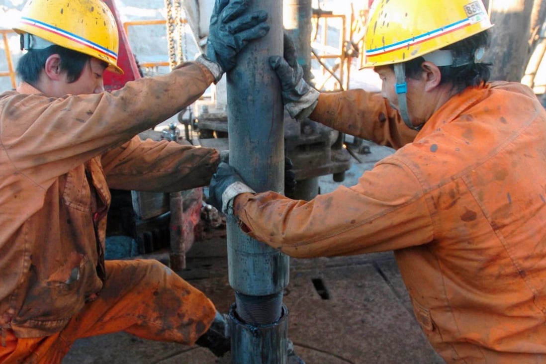 Workers work on an oil rig at the Tarim Basin in northwest China's Xinjiang Uygur Autonomous Region on November 9, 2004. Photo: Xinhua Photo
