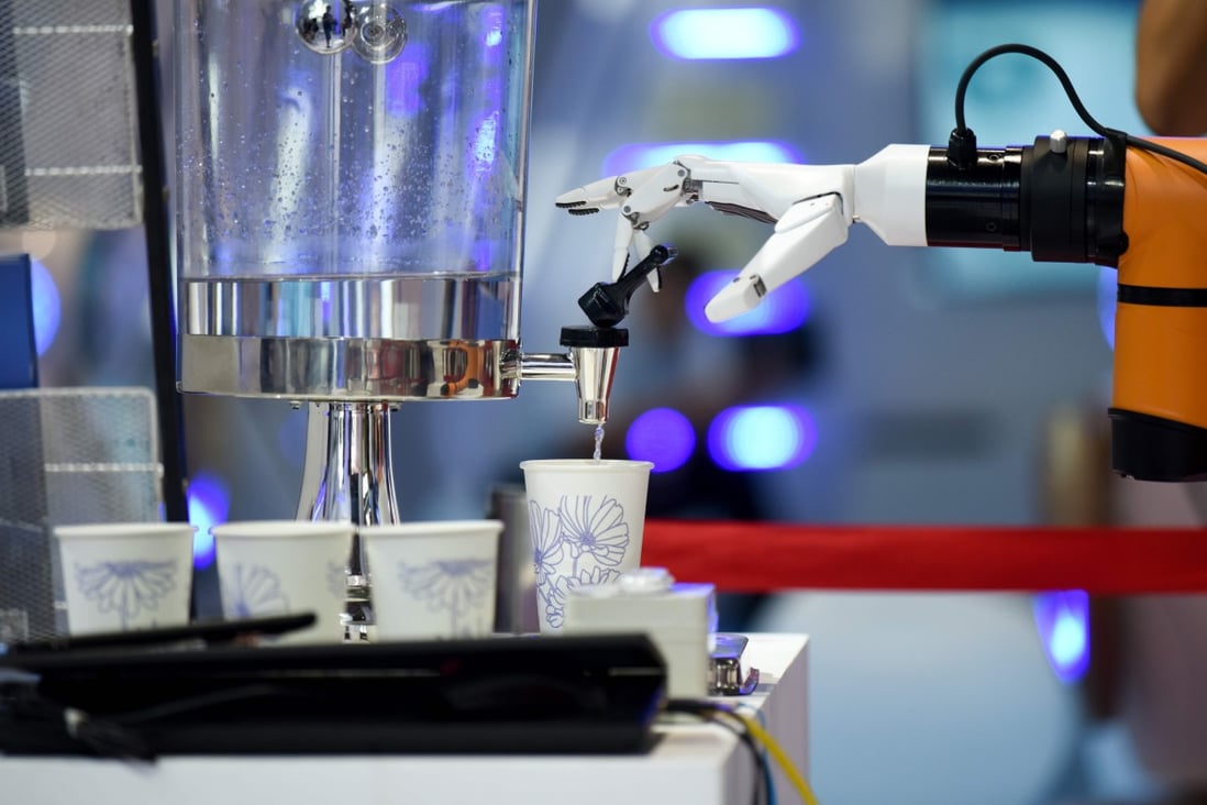 A robot arm shows how to collect a cup of water at the 2018 World Robot Conference in Beijing on August 15, 2018. Photo: AFP