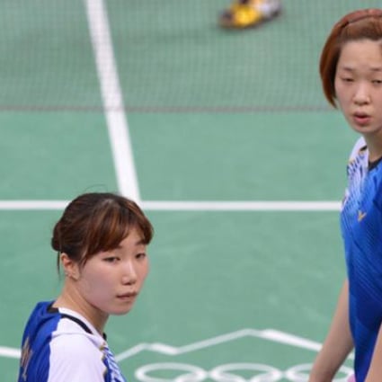 South Korea's Ha Jung-eun (R) and Kim Min-jung waiting after referees stopped their match over a dispute about allegedly losing a point intentionally during their women's doubles badminton match at the London Olympic Games. Photo: AFP 