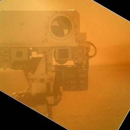 A self-portrait of part of the Curiosity rover on the surface of Mars, obtained through a camera located on its arm. Photo: AFP