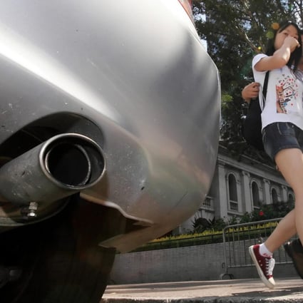 A couple cover their noses from fumes in Central. Photo: Felix Wong