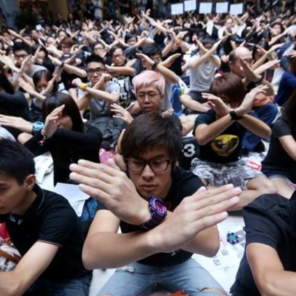 City University teachers and students form a "no' sign during their protest yesterday. Photo: Sam Tsang