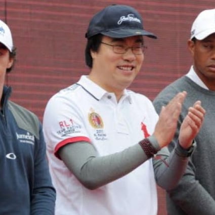 World number one golfer Rory McIlroy of Northern Ireland (left), Tiger Woods of the US (right) and chairman of Harmony Group Feng Changge (centre). Photo: AFP