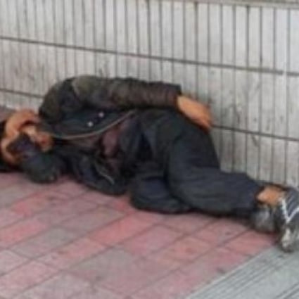 A migrant worker found dead on the street in Zhengzhou. SCMP Photo: Screenshot from Sina Weibo