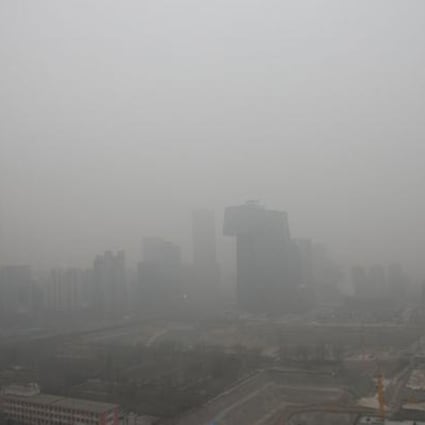 Dense fog on Sunday hit China's east and central regions from the northeast to the south, causing serious air pollution. Photo: Xinhua