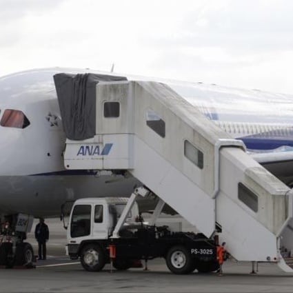 A US Federal Aviation Administration technical advisor inspects a Boeing 787 Dreamliner plane. Photo: Reuters 