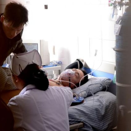 A victim of the bridge collapse accident receives treatment at a hospital in Yima, Henan Province. Photo: Xinhua