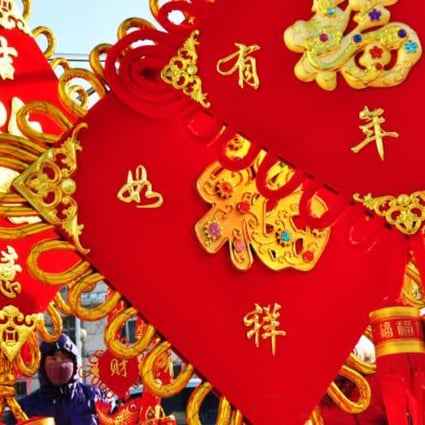 Customers pick Spring Festival decorations in Zibo City, Shandong Province on Feb 7, 2013. Photo: Xinhua