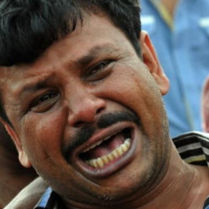  A relative of victim cries near the site of a ferry accident in Munshiganj district, Bangladesh. Photo: Xinhua