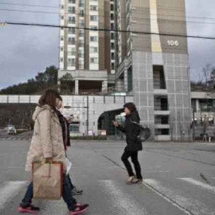  Pedestrians in Munsan, South Korea, a boomtown that sits on the edge of the tense border with North Korea. Photo: NYT